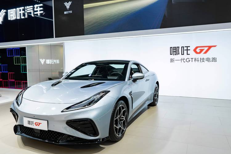 深圳135哪吒汽车在智能汽车领域的表现，领途汽车在新能源汽车市场中的影响力